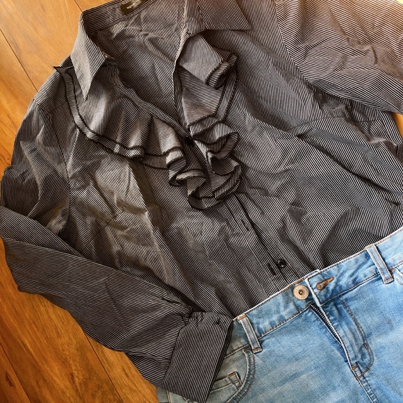 🖤Special Button Down Shirt Ruffles Details💋 - Picture 8 of 8